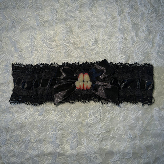 bloody teeth garter