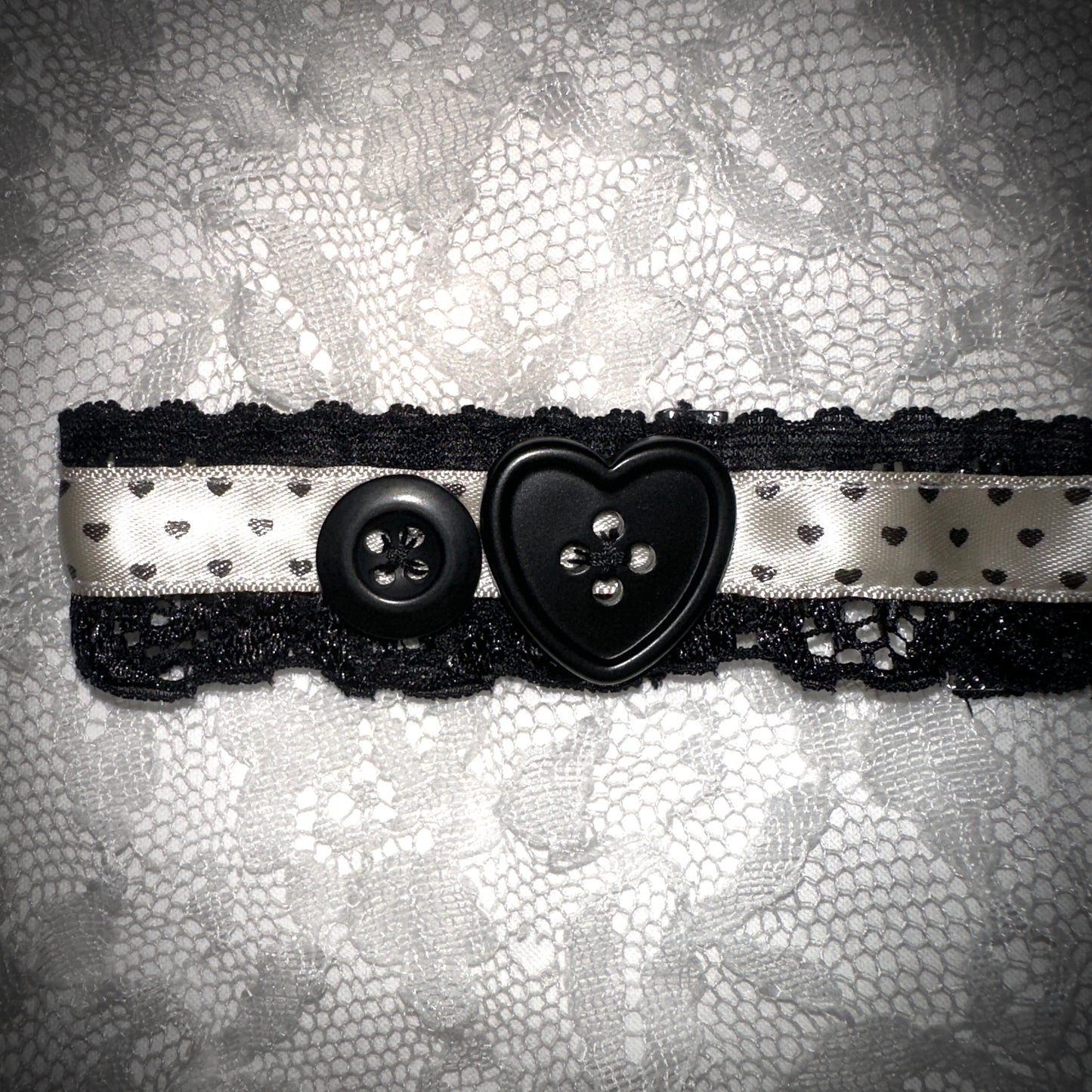 polka heart button choker